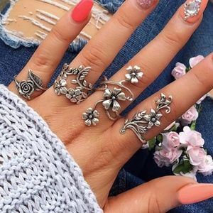 NWOT Flower Ring Set (4 Ring)